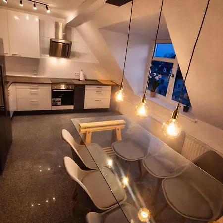 דירה Grosszuegige, Sonnige Dachgeschosswohnung Mit Balkon