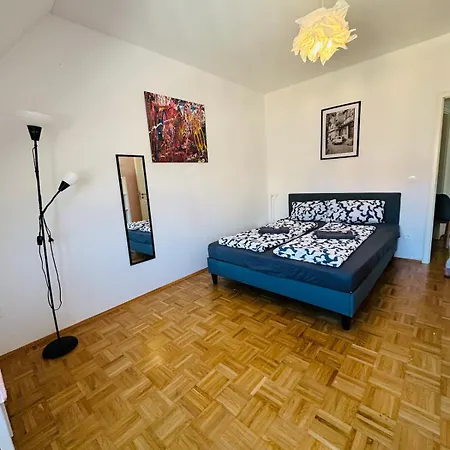 Grosszuegige, Sonnige Dachgeschosswohnung Mit Balkon