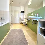 Grosszuegige, Sonnige Dachgeschosswohnung Mit Balkon * لبسيا