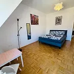 Apartment Großzügige, Sonnige Dachgeschosswohnung Mit Balkon *