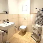 شقة Grosszuegige, Sonnige Dachgeschosswohnung Mit Balkon *