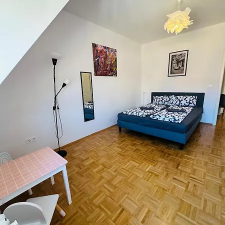 Appartement Grosszuegige, Sonnige Dachgeschosswohnung Mit Balkon *