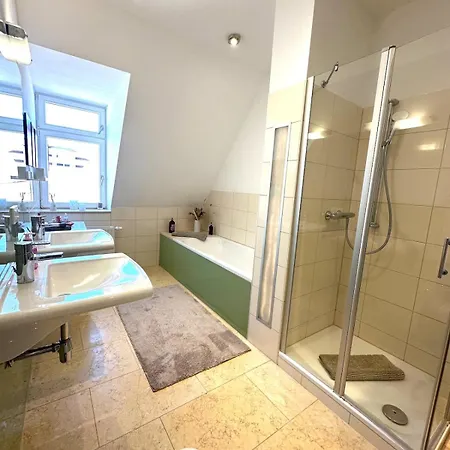Grosszuegige, Sonnige Dachgeschosswohnung Mit Balkon Appartement Leipzig