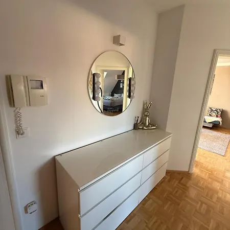 Grosszuegige, Sonnige Dachgeschosswohnung Mit Balkon *