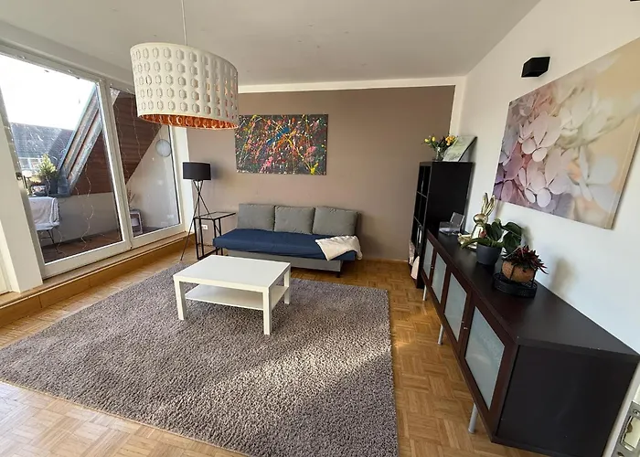 Grosszuegige, Sonnige Dachgeschosswohnung Mit Balkon *