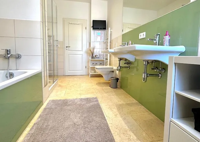Großzügige, Sonnige Dachgeschosswohnung Mit Balkon * Leipzig
