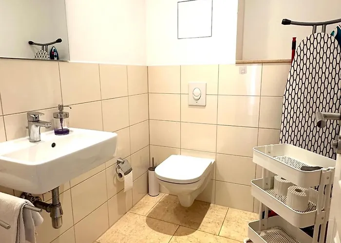 Apartment Großzügige, Sonnige Dachgeschosswohnung Mit Balkon *