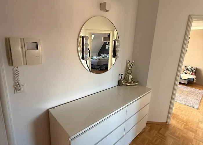 Grosszuegige, Sonnige Dachgeschosswohnung Mit Balkon *